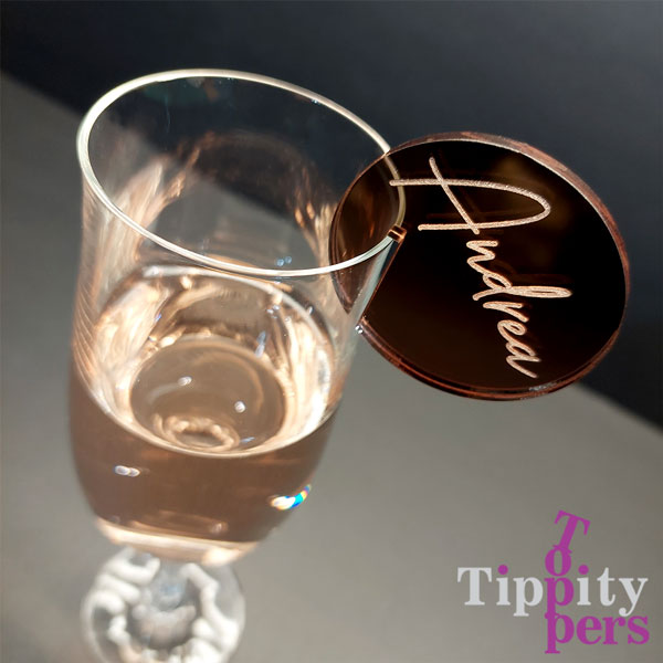 Charmes de verres à vin en acrylique personnalisés