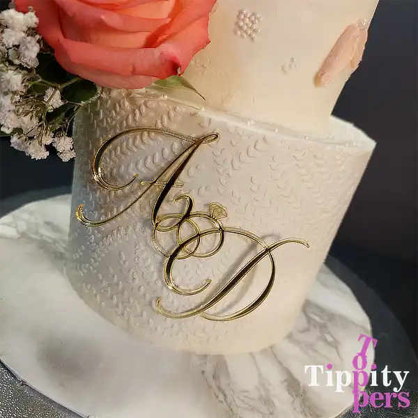 Cake charm de mariage personnalise avec le monogrammes des couples