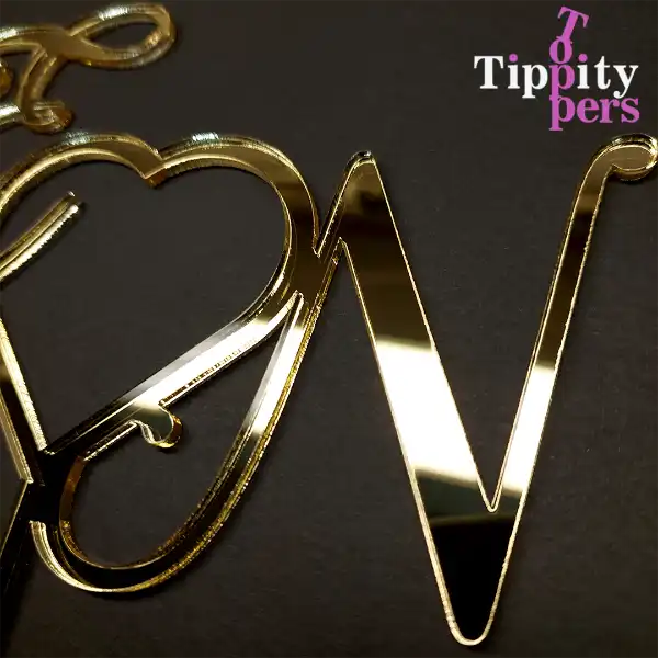 Cake topper de mariage personnalise avec le initiales des couples reliées à un coeur
