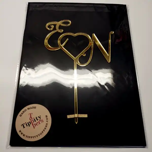 Cake topper de mariage avec le initiales reliées à un coeur en acrylique