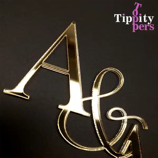 Cake charm de mariage personnalise avec le monogrammes des couples