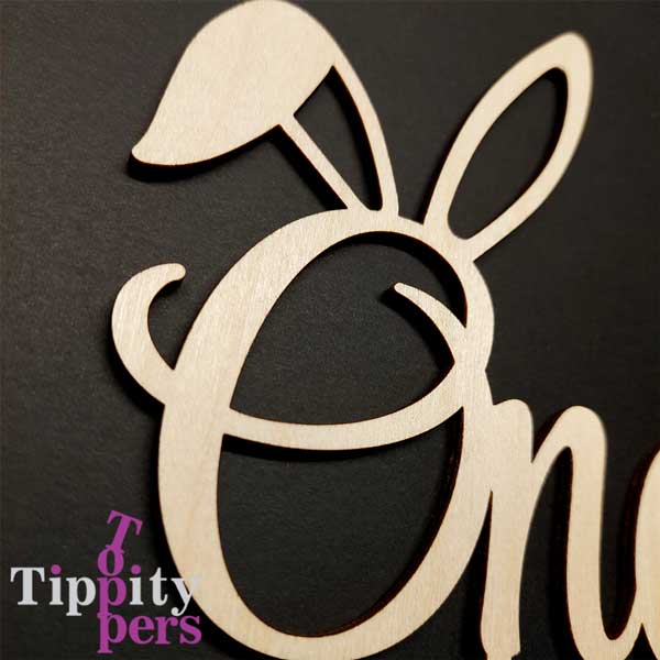 Oreilles de lapin Un cake topper en bois pour un premier anniversaire sur le thème de Pâques