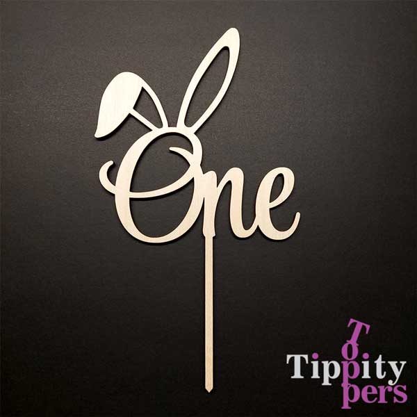 Un avec des oreilles de lapin pour un premier anniversaire sur le thème de Pâques en bois