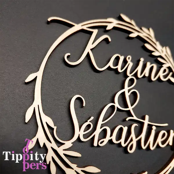 Cake topper rustique avec couronne et couple noms
